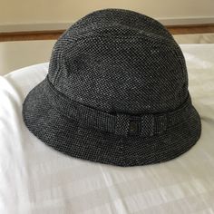 Does Not Have Size Label, Very Good Vintage Condition With No Flaws. I’d Rate 8 Out Of 10 With 10 Being Brand New. I Will Not Accept Less Than $15. Thanks Classic Winter Hats For Workwear, Fall Herringbone Hat With Short Brim, Casual Wool Cloche Hat With Short Brim, Classic Gray Fall Hat, Curved Brim Winter Hat For Work, Casual Wool Brimmed Cloche Hat, Classic Black Hat With Herringbone Pattern, Black Hat For Workwear In Fall, Black Fall Hats For Workwear