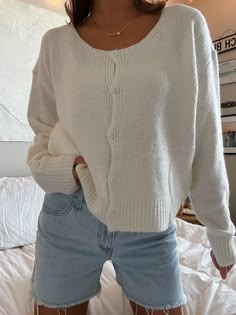 BUTTON DOWN SOFT KNIT CARDIGAN – Olive Lynn Loose Fit Summer Outfits, Cape Cod Clothing Style, Summer Fashion Nyc, Casual Summer Day Outfit, Boho Basics Wardrobe, Boho Thrift Outfits, Casual Everyday Outfits Summer, Pale Skin Outfits Summer, Scandinavian School Outfits