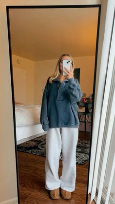 Basic Cute Fall Outfits, Hanging Out With Bf Outfit, 20yr Old Outfits, Cozy Sweats Outfits, Aerie Quarter Snap Sweatshirt Outfit, Basic Winter Outfits Aesthetic, Cozy Winter Cabin Outfits, Cold Sweatpants Outfit, How To Style White Fox Hoodie