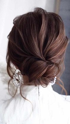 One of the perks of having curly hair is that it doesn’t take that much effort to do a nice updo. Check out these ideas to style your hair during the holidays.	#updos #holiday Sanggul Modern, Messy Updo, Bridal Hair Updo, Curly Hair Updo, Prom Hairstyles For Long Hair, Low Bun, Bridal Updo