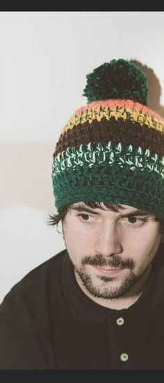 Gorro de lana gruesa tejido a mano,  tanto para hombres como para mujeres. Si lo deseas también podemos hacer el mismo para el niño pequeño de la casa. Es un gorro divertido con rayas de diferentes colores, pero bien diseñado alternando colores formales con otros más atrevidos. Tiene un gran pompón de lana. Será el complemento ideal para tus outfit, es un complemento con mucha personalidad. Es un gorro para ir a pasar el día a la montaña, para los deportes más extremos o para el día a día en la Handmade Multicolor Snapback Hat, Handmade Casual Hats For Cold Weather, Multicolor Flat Cap For Outdoor, Handmade Beanie For Outdoor, Handmade Outdoor Beanie Hat, Handmade Yarn Hat For Outdoor, Handmade Crochet Beanie For Outdoor, Green Crochet Beanie Hat For Outdoor, Green Crochet Beanie For Outdoor