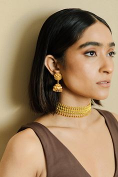 Introducing the timeless elegance of our 22k gold oxidized choker set, perfect for the traditional Indian bride. This stunning set features intricate designs and is handcrafted to perfection, making it a true masterpiece of Indian bridal jewelry. The oxidized finish adds a touch of rustic charm to the set making it perfect for a bride who wants to stand out. The set includes a choker necklace, matching earrings and maang tikka. Shop now and add a touch of traditional charm to your bridal look. Wedding Necklaces For Bride Gold Indian, Indian Gold Set Design, Indian Gold Jewellery Design Bridal Sets, Bengali Choker Necklace, Gold Set For Bride, Elakkathali Necklace, Gold Choker Designs Indian, Neck Pieces Jewelry Indian, Wedding Gold Jewellery Indian