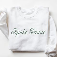 Après Tennis Sweatshirt I love to help my customers with custom orders, if you have a specific request (printing on the sleeve, design on a shirt, or a swap to a Comfort Colors sweatshirt), please message me and I will promptly get back to you! Please review the size chart in the images before you place your order. If you have any questions about sizing, I would be happy to help! If you don't see the specific color that you are looking for, please message me and I will get back to you quickly. PRODUCTION and SHIPPING Production takes about 1-3 days and standard shipping is 3-5 business days. If you are in a rush, please message me and I can help with shipping upgrades. RETURNS & EXCHANGES My goal is to ensure that my customers are completely satisfied with their purchase. If your product a White Sweatshirt With Name Print And Relaxed Fit, White Sweatshirt With Name Print, Relaxed Fit, Relaxed Fit White Sweatshirt With Name Print, White Team Spirit Sweatshirt With Name Print, White Custom Print Sweatshirt For Sports Events, Custom Print Cotton Sweatshirt For Sports Events, Sporty Crew Neck Sweatshirt With Custom Text, Sporty Cotton Sweatshirt With Custom Text, Sporty White Sweatshirt With Name Print