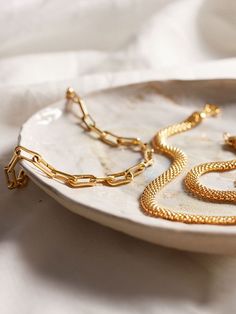 Jewellery Gold Chain, Italian Aesthetic Jewelry, Fine Jewellery Photography, Simple Jewelry Photography, Jewlrey Aesthic Photography, Vintage Jewelry Photography, Necklaces Photography Ideas, Jewellery Aesthetic Photography, Necklace Photography Ideas