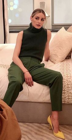 Green Monochrome Outfit, Casual Office Fashion, Work Attire Women, Olivia Palermo Lookbook, Work Outfit Inspiration, Color Outfits, Monochrome Outfit, Work Style