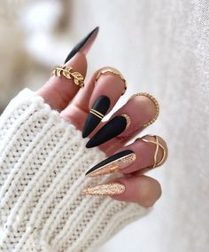 Embrace the dark side with our 35 gorgeous black nail designs! Classy, timeless and versatile, these moody manicures add an instant glam factor to any look. One of our favorites? This chic black and gold combo! Aflame in glamour, it's perfect for cocktail parties or just adding a dash of luxe to your weekdays. Check it out, get inspired, and never underestimate the power of a black polish! 💅🖤✨ Image credit: Instagram @karolina_orzechowska Copper Nails Designs, Black Gold Nails, Luminous Nails, Sassy Nails, Classy Nail Designs, Gold Nail, Black Nail Designs, Party Nails, Dark Nails