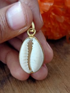 Handmade Cowrie Shell bohemian pendant Title -Cowrie Shell pendant Stone color - White Material - Sterling silver 925 we are giving you best quality rings on best price .. contact us for more quantity Quality Rings, Red Jasper Stone, Red Stone Ring, Green Stone Rings, Tiny Rings, Natural Gemstone Ring, Bohemian Rings, Cowrie Shell, Pendant Gold