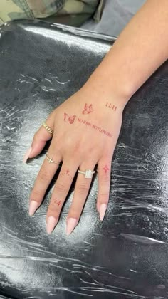 Cute Hand Tattoos, Hand And Finger Tattoos, Pretty Hand Tattoos, Small Pretty Tattoos, Petite Tattoos, Tattoos For Black Skin, Hand Tattoos For Women, Dope Tattoos For Women, Small Hand Tattoos