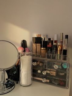 Organize Makeup Aesthetic, Makeup Organizers Aesthetic, Makeup Holder Aesthetic, Aesthetic Makeup Desk Decor, Beauty Organization Aesthetic, Makeup Table Storage, Makeup And Skincare Organization Aesthetic, Hair And Makeup Organization Bedroom, Desk Organization Ideas Makeup