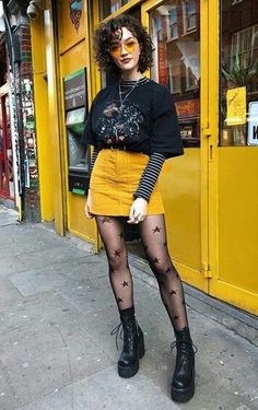 Pretty Punk, Goth Outfit, Graduation Dresses, Yellow Skirt, Hipster Outfits, Rock Punk, Punk Outfits, Indie Outfits