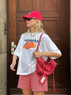 Travel Cute Outfit, Influencer Summer Outfits, Women Outfits Aesthetic Summer, Tiki Boat Outfit, Outfit Ideas Summer Streetwear, Comfortable Festival Outfits Casual, Colorful Outfit Summer, Tropical Casual Outfit, Fitted Graphic Tee Outfit