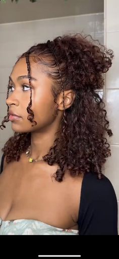 Black Curly Hair Half Up Half Down, Going Out Curly Hairstyles, Curly Hoco Hairstyles, Festival Hairstyles Curly Hair, Messy Bun Curly Hair, Fairytale Hair, Loose Curly Hair, Mom Haircuts, Latina Hair