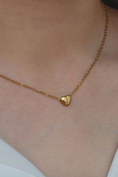 A woman wearing a heart initial necklace. Name Plate Necklace, Gold Initial Necklace, Initial Necklace Gold, Plate Necklace, Gold Initial, Festival Looks, Statement Pendant, Affordable Jewelry, Pretty Jewellery