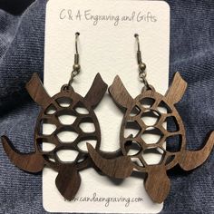 Wooden Turtle Dangle Earrings. Stained Birch Wood Laser Cut Earrings. - C & A Engraving and Gifts Laser Engraving Jewelry, Crichton Earrings, Laser Cut Wood Jewelry, Wooden Turtle, Laser Engraved Earrings, Glowforge Projects, Laser Cut Wood Earrings, Nautical Earrings, Laser Cut Wood Crafts