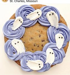 a cookie decorated with icing and spooky ghost faces is shown in the shape of a wreath