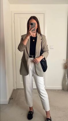 Discover the perfect blend of professionalism and style with our guide to female lawyer outfits. Don't miss out this guide in 2024 Female Lawyer Outfit, Smart Business Attire, Corporate Fits, Corporate Girly, Female Lawyer, Attorney Outfit, Smart Casual Work Outfit