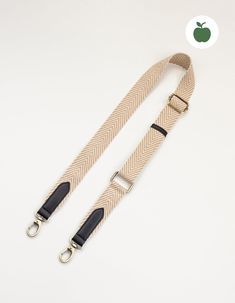 Looking to accessorize your O My Bag? Our sand coloured herringbone webbing strap is the perfect add-on for those who like a neutral color palette. This updated design measures 4cm in width, which is slightly thinner compared to our original webbing straps. All O My Bags with a detachable strap design can be styled with the sand webbing strap. This strap is completely vegan. It is made from our Vegan Uppeal™, so you can go hands free and guilt free! OMB-sandblackstrapapple