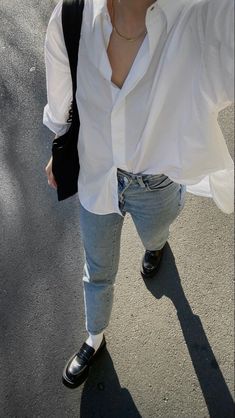 Mom Jeans Loafers Outfit, Mom Jeans With Loafers, White And Black Loafers Outfit, Jean Loafer Outfit, Outfit Selfie From Above Aesthetic, Black Loafers Outfit Aesthetic, Loafers With White Socks Outfit, Mom Jeans And Loafers Outfit, Outfit Inspo With Loafers