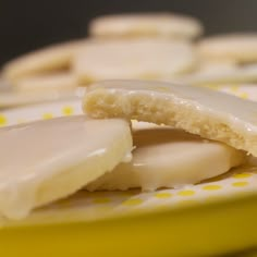 some cookies are on a yellow and white plate