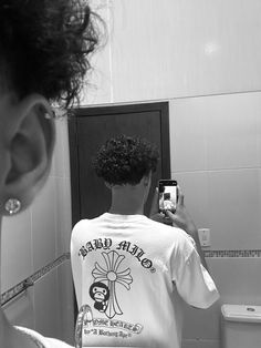 Low Fade Curly Hair, Middle Part Haircut, Fade Haircut Curly Hair, Long Curly Hair Men, Mens Printed T Shirts, Haircut Designs, Boys With Curly Hair, Photo Pose For Man, Fluffy Hair