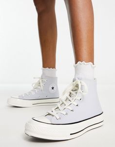 Schuhe von Converse Gute Dinge kommen immer zu zweit hoher Schaft Zum Schnüren Markentypisches Converse All Star-Logo Belüftungsösen innen am Fuß Zehenkappe und Außensohle aus vulkanisiertem Gummi Archiv-Gummibesatz Flache Sohle geometrisches Profil Converse Azul, Star Branding, White High Tops, Converse Chuck 70, Chuck 70, White Trainers, Converse Chuck Taylor All Star, Converse All Star, Chuck Taylor All Star