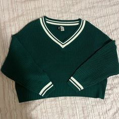 Green Preppy Sweater From H&M, Brand Is Divided. Size Small. Great Condition, Never Worn. Emerald Green Outfit, Green Preppy, Dark Green Sweater, Preppy Sweater, Queer Fashion, Downtown Girl, Green Outfit, Green Sweater, Winter 2024