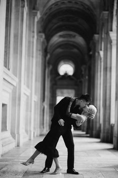 A black and white photo of a couple dancing in a hallway. A Couple Dancing, City Photoshoot, Couple Dance, Shooting Ideas