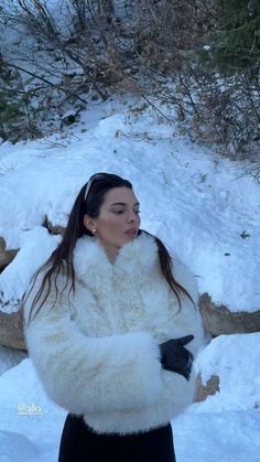 COUPON ALERT Don't forget to enter the code GOLD25 at checkout! Stand Studio - JANICE JACKET. #mobwife #mobwifeaesthetic #oldmoney #fauxfur #fauxfurcoat #shearling #winteroutfit #cozyfalloutfits Kendall Jenner Snow Picture, Kendall Jenner Aesthetic Winter, Kendall Jenner In The Snow, Aspen Kendall Jenner, Kardashian Aspen Outfits, Kardashians In Aspen, Kendall Jenner Skiing, Kendall Jenner Ski Outfit, Kardashians Skiing