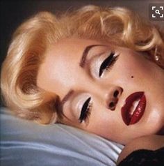 ❤ Marilyn Monroe ♦️More Pins Like This At FOSTERGINGER @ Pinterest ♦️ Sanggul Cepol, Jane Russell, Joe Dimaggio, Mae West, Gene Kelly, Lisa Marie Presley