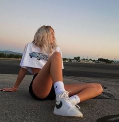 Nike Blazer Outfits Summer, Nike Blazer Gym Outfit, Nike Blazers Outfit Ideas, Nike Blazer Fits, Nike Blazer Outfit, Summer Poses, Pose Fotografi, Foto Poses