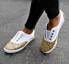 DIY glitter sneakers on www.howtwostyle.com Sneaker Diy, Diy Glitter Shoes, Diy Sneakers, Diy Vetement, Glitter Sneakers, Diy Basket, Glitter Diy, Glitter Shoes, Diy Shoes