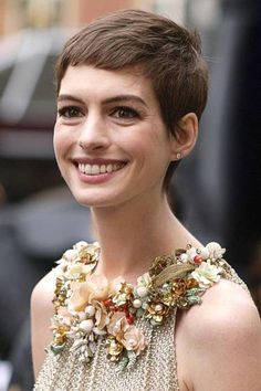 Anne Hathaway Short Hair, Anne Hathaway Style, Ann Hathaway, Hair Magic, Evolution Of Fashion, Shirt Hair, Actrices Hollywood, New Rock, Anne Hathaway