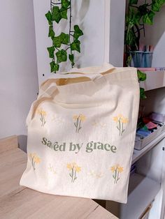 perfeito para levar por onde for, pode levar sua biblia, seu caderno de oração e continuar estilosa #papelaria #ecobag #salvopelagraça #jesus Bible Study Crafts, Eco Bag Design, Bible Tote Bag, Graphic Shirt Design, Christian Tote Bags, Bible Bag, Bag Quotes