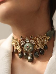 Indo Western Jewellery, Vintage Indian Jewelry, Bridal Jewelry Sets Brides, Indian Wedding Jewelry Sets, Antique Necklaces Design, Neck Pieces Jewelry, Fancy Jewelry Necklace, Modern Gold Jewelry, Antique Jewellery Designs