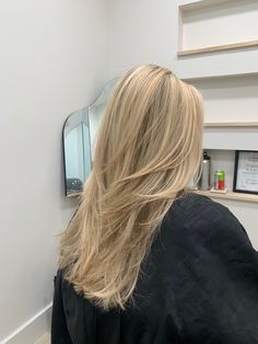 Blonde Round Layers, Long Layers Balayage Blonde, Blond Hair With Long Layers, Straight Blond Hairstyles, Blonde Haircuts Layers, Hair Inspired Layers, Very Light Blonde Highlights, Blonde Hair And Layers, Blonde Highlights On Blonde Hair Layers