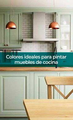 an image of a kitchen with green cabinets and wooden table in the foreground text reads colors ideales para pintar muebles de cocina