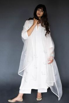 Shop for Taika by Poonam Bhagat White Linen Embroidered Kurta And Pant Set for Women Online at Aza Fashions Luxury Summer Organza Kurta, Luxury Organza Kurta For Celebration, Luxury White Organza Kurta, Plazzo Pants Design, V Neck Kurti Design, Organza Kurti, White Stole, Kantha Silk, Organza Suits