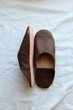 Leather Working Projects, Earth Shoes, Brown House, Mens Leather Sandals, Leather Slippers, Sewing Leather, Leather Shoes Woman, House Shoes, Handmade Shoes