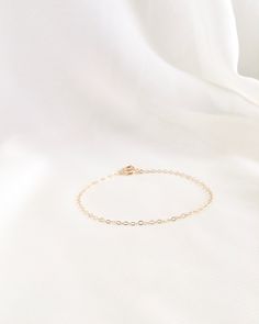 Minimalist & Delicate Plain Thin Chain Bracelet | IB Jewelry Minimal Choker, Delicate Stacking Rings, Rings Jewelry Simple, Necklaces Simple, Gold Bracelet Simple, Short Necklaces, Jewelry Minimal, Dainty Gold Bracelet, Simple Chain