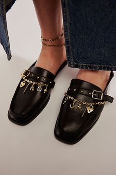 Loafer Mules Outfit, Mule Outfits, Mules Outfit, Backless Loafers, Comfortable Loafers, Work Shoes Women, Black Leather Mules, Women Slides, Backless Design