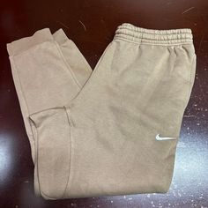 Nike Mens Tan Elastic Waist Standard Fit Pockets Tapered Leg Sweatpants Size Xl Brand: Nike Department: Men Size: Xl Color: Tan Type: Pants Style: Sweatpants Pattern: Solid Theme: Sports Occasion: Activewear Season: All Season Features: Elastic Waist, Comfort Condition: New With Tags I Offer Discounts For All Return Customers. - Jvs Nike Casual Beige Bottoms, Nike Bottoms With Pockets For Loungewear, Nike Loungewear Bottoms With Pockets, Leisure Brown Sweatpants With Pockets, Brown Leisure Sweatpants With Pockets, Leisure Brown Bottoms With Pockets, Brown Leisure Bottoms With Pockets, Nike Cotton Pants With Pockets, Nike Casual Solid Color Pants