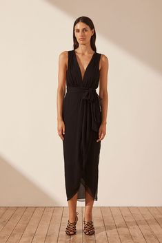 Tie-back Midi Dress For Night Out, Summer Gala Midi Dress With Tie Back, Summer Gala Dress With Tie Back, Chic V-neck Backless Dress For Gala, Chic Maxi-length Wrap Dress For Night Out, Chic Knee-length Chiffon Dress, Chic Maxi Wrap Dress For Night Out, Chic Maxi Length Wrap Dress For Night Out, Chic Midi Length Chiffon Evening Dress