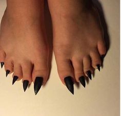 Черный маникюр Long Toenails, Sharp Nails, Pointy Nails, Squoval Nails, Ingrown Toe Nail, Toe Nail Designs, Popular Nails