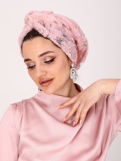 This Bridal Turban is a statement piece perfect for accompanying your holiday and special occasion outfits. Featuring a gorgeous wavy detail that adds dimension and subtly steals the show with its soft pink color, this unique turban is bound to get those compliments rolling. This piece can be perfect for gifting to your bridesmaids on your bridal shower, for birthdays and of course for yourself to your special day. This piece is made with luxury, premium mesh fabric. Very easy to wear. You will Bridal Turban, Turban Mode, Vintage Turban, Fashion Turban, Head Turban, Mode Turban, Soft Pink Color, Turban Hat, Special Occasion Outfits