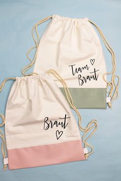 JGA Stoffbeutel mit Borte in Blush und Salbei mit Aufdruck Braut und Team Braut Idea For Online Shop, Tote Bag Ideas Design, Canvas Bag Design, Idee Cricut, Totes Bag, Clothing Packaging, Diy Bag Designs, Tote Bag Patters, Diy Tote Bag