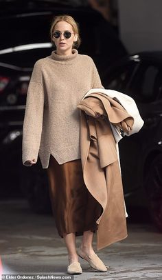 Cooke Maroney, Mode Dope, Jennifer Lawrence Style, Minimalist Moda, Celebrity Style Guide, Long Skirt Outfits, Pullover Outfit, Mode Inspo, 가을 패션