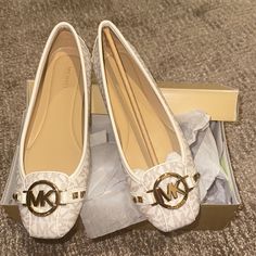 Michael Kors Flat Never Worn Size 7.5 White Medium Width Flats, White Medium Width Synthetic Flats, Elegant White Flats With Cushioned Footbed, Michael Kors Flats, Flat Color, Michael Kors Shoes, Michael Kors, Size 7, White Gold