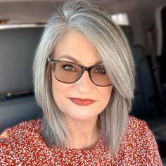 Grey Hair And Glasses, Grey Hair Over 50, Grey Hair Inspiration, Beautiful Gray Hair, Gray Hair Cuts, Short Grey Hair, Long Gray Hair, Athletic Hairstyles, Natural Hair Styles Easy