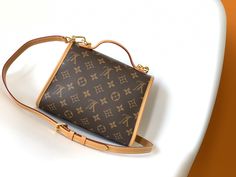 Nicolas Ghesquière focused on the retro trend of Ivy handbags for the 2020 early spring fashion show, recreating the charm of the Bel Air handbags that came out in 1994. Monogram canvas and natural calfskin with logo hook closure. Dimensions: 23.5 x 18.0 x 9.0 cm Spring Fashion Show, Early Spring Fashion, Louis Vuitton Yayoi Kusama, Louis Vuitton Capucines, Large Cosmetic Bag, Lv Purse, Lv Shoes, Medium Handbags, Lv Handbags