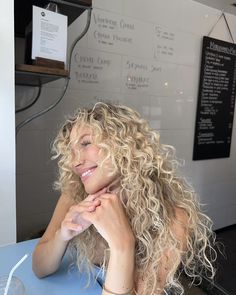 Light Blonde Curly Hair, Long Blonde Curly Hair, Glowing Hair, Hair Motivation, Hair Styles For Long Hair, Highlights Curly Hair, Styles For Long Hair, Blonde Wavy Hair